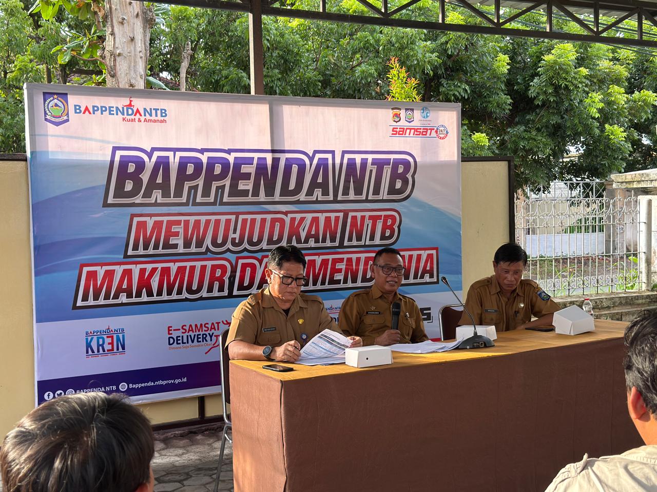 PAPARKAN HASIL: Plt Kepala Bappenda NTB Fathurrahman (tengah) saat memaparkan jumlah PAD NTB, di acara temu media Refleksi Kinerja Bappenda NTB 2025, Selasa (30/12).