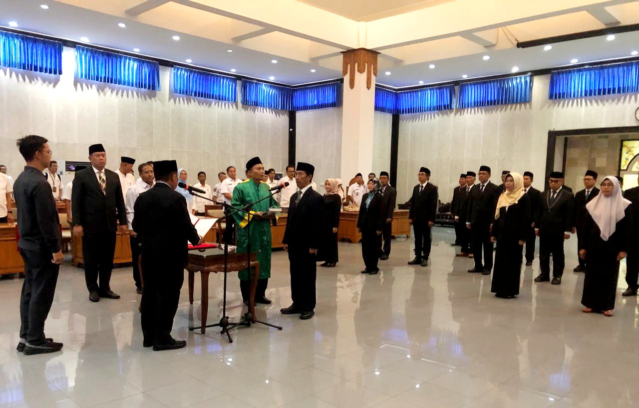 MUTASI: Bupati Lombok Barat Lalu Ahmad Zaini saat melakukan mutasi di Aula Kantor Bupati, Rabu (31/12).