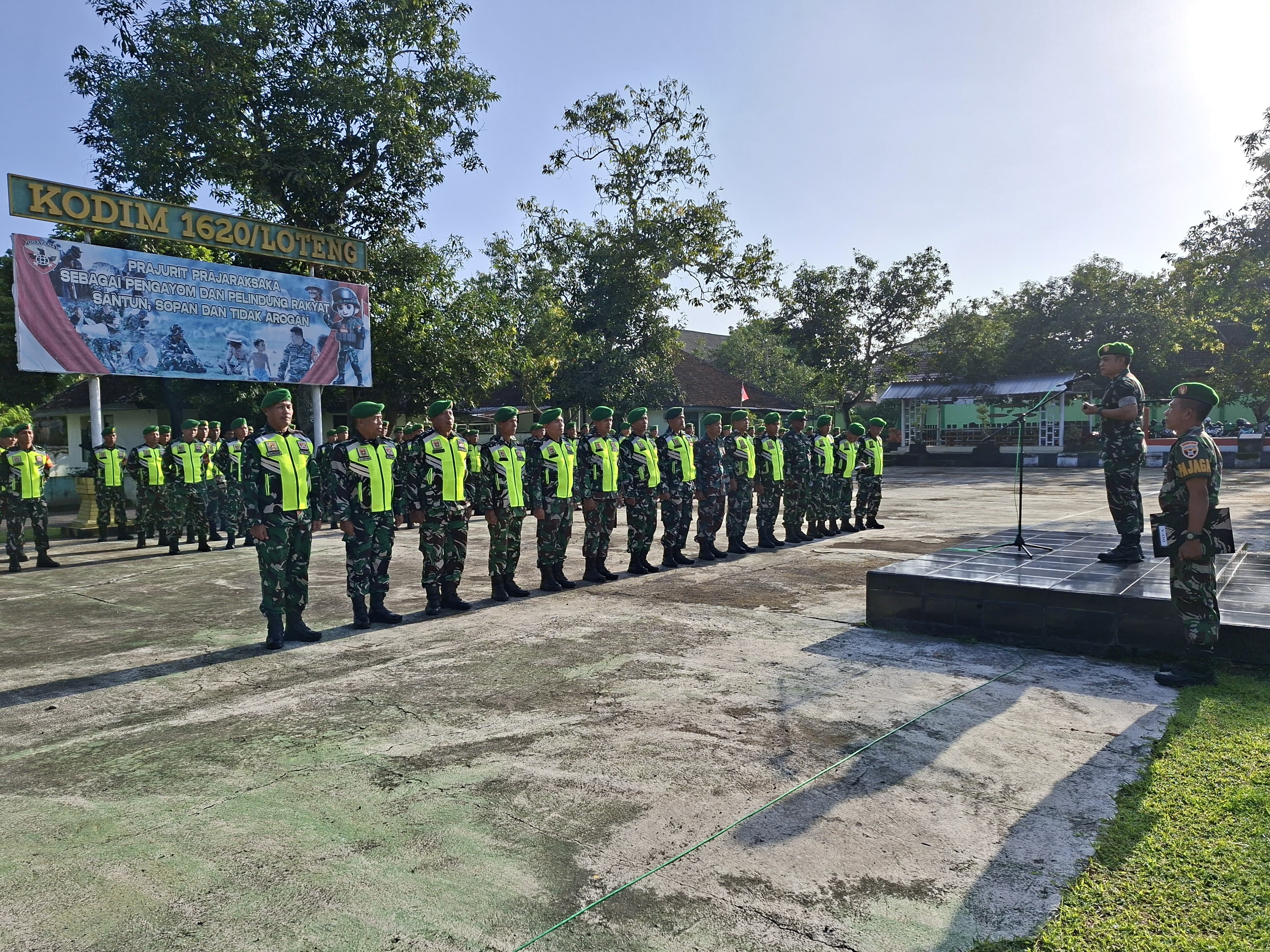 Kodim 1620/Lombok Tengah menggelar apel puncak kesiapsiagaan dalam rangka pengamanan perayaan malam pergantian tahun 2025 -2026.