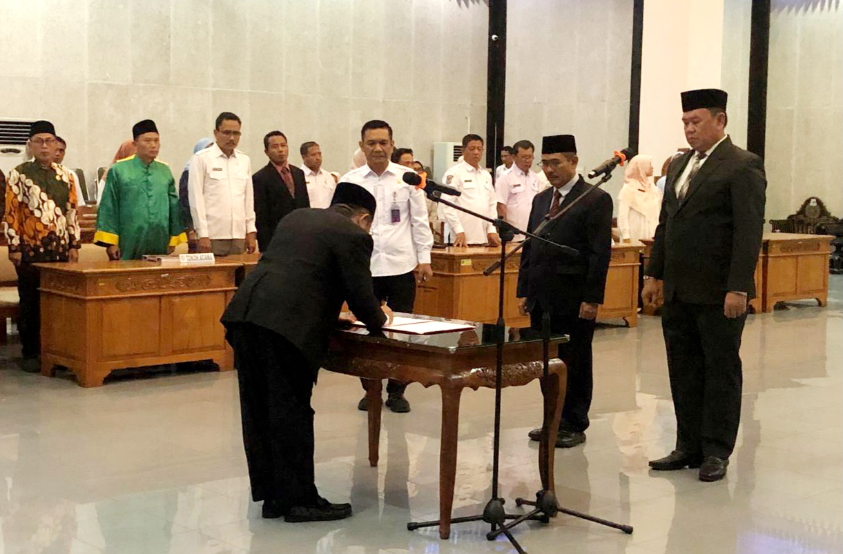 PELANTIKAN: Suasana pelantikan dan pengambilan sumpah jabatan Penjabat Sekda Lobar di Aula Kantor Bupati, Rabu (31/12).