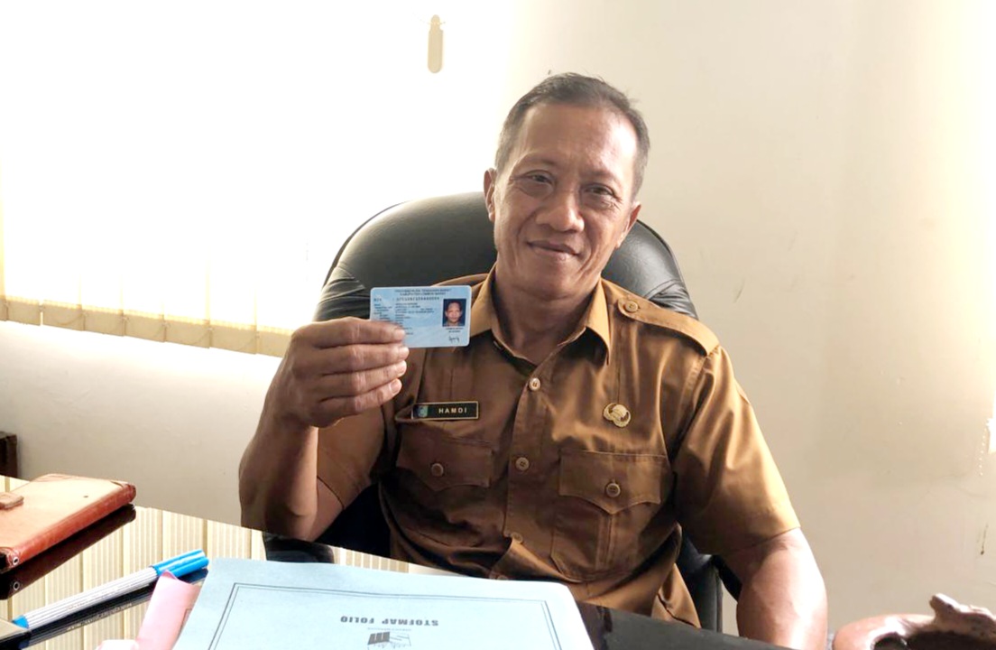 TUNJUKKAN KTP: Kabid Dafduk Dinas Dukcapil Lobar Hamdi menunjukkan contoh blanko KTP yang saat ini banyak digunakan akibat permintaan perubahan status pekerjaan.