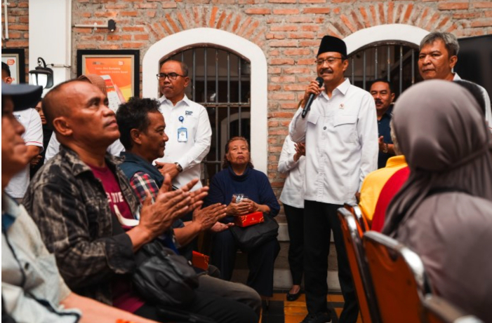 Gus Ipul memastikan penyaluran BLTS berjalan hingga pukul 24.00 WIB, termasuk di wilayah bencana Sumatra, dengan capaian di atas 80 persen.