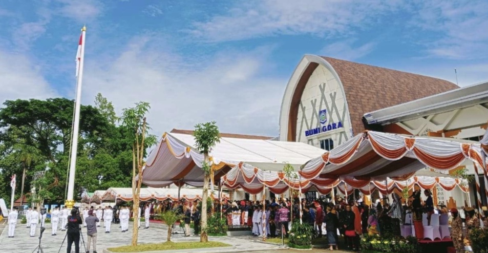 Suasana upacara para ASN Pemprov NTB di depan kantor Gubernur NTB.