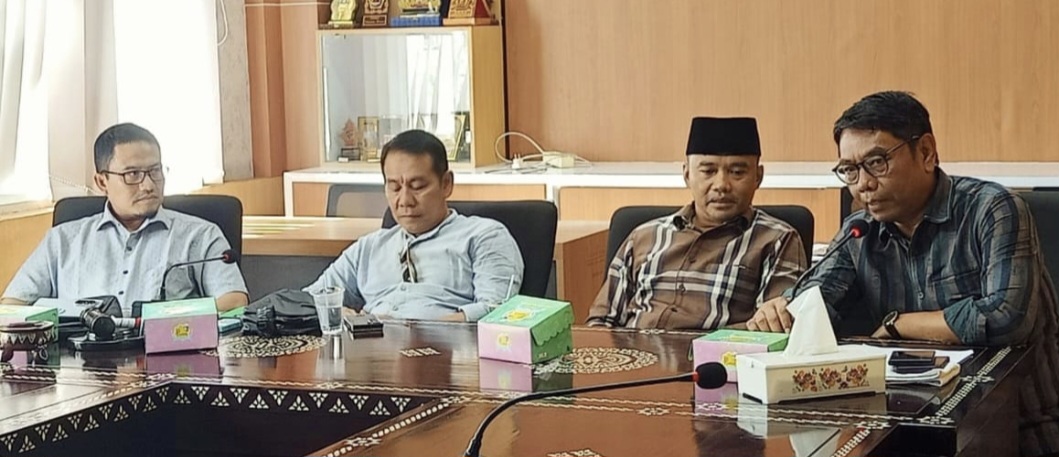 Ketua Komisi II DPRD NTB Lalu Pelita Putra (kanan) dan Wakil Ketua DPRD NTB Lalu Wirajaya mendatangi DPRD Lombok Tengah, Selasa (30/12) menyikapi perusahaan yang diduga melakukan illegal logging.