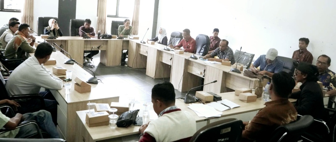 Momen saat Komisi II DPRD NTB menggelar hearing dengan warga Lombok Tengah yang menuntut pencabutan izin PT Sadhana Arif Nusa tanggal 4 Desember.