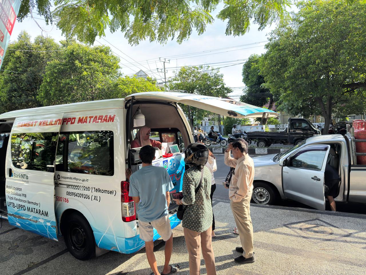 Sejumlah warga bergiliran, membayar PKB di layanan Samsat Keliling depan Bappenda NTB, beberapa waktu lalu.