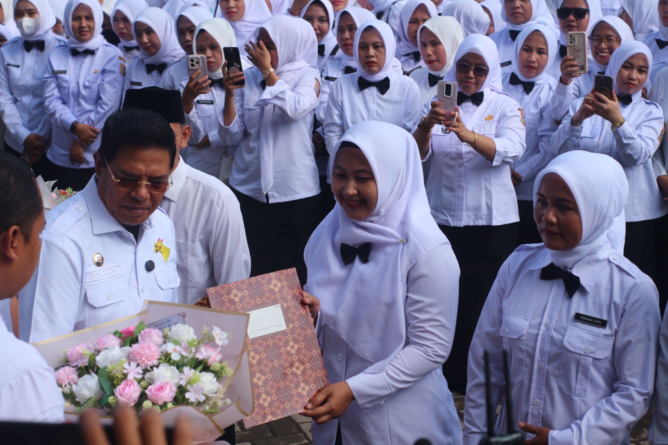 Bupati Lotim Haerul Warisin saat menyerahkan SK PPPK paro waktu di Lotim