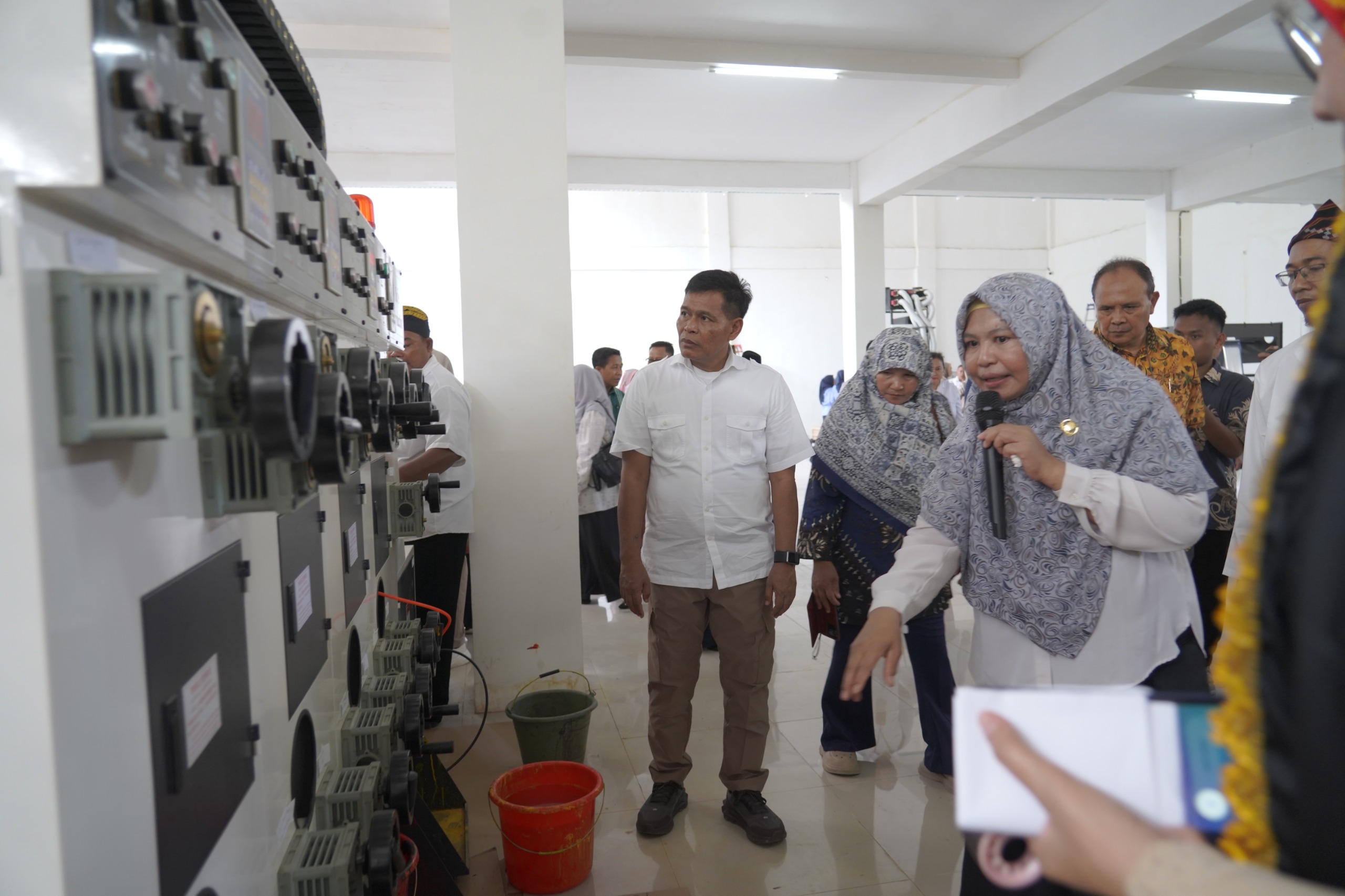 FASILITAS BARU: Kepala Disperin NTB Hj Nuryanti (dua kanan) memberikan penjelasan terkait fasilitas rumah produksi Balai Kemasan usai peresmian gedung, pekan lalu.
