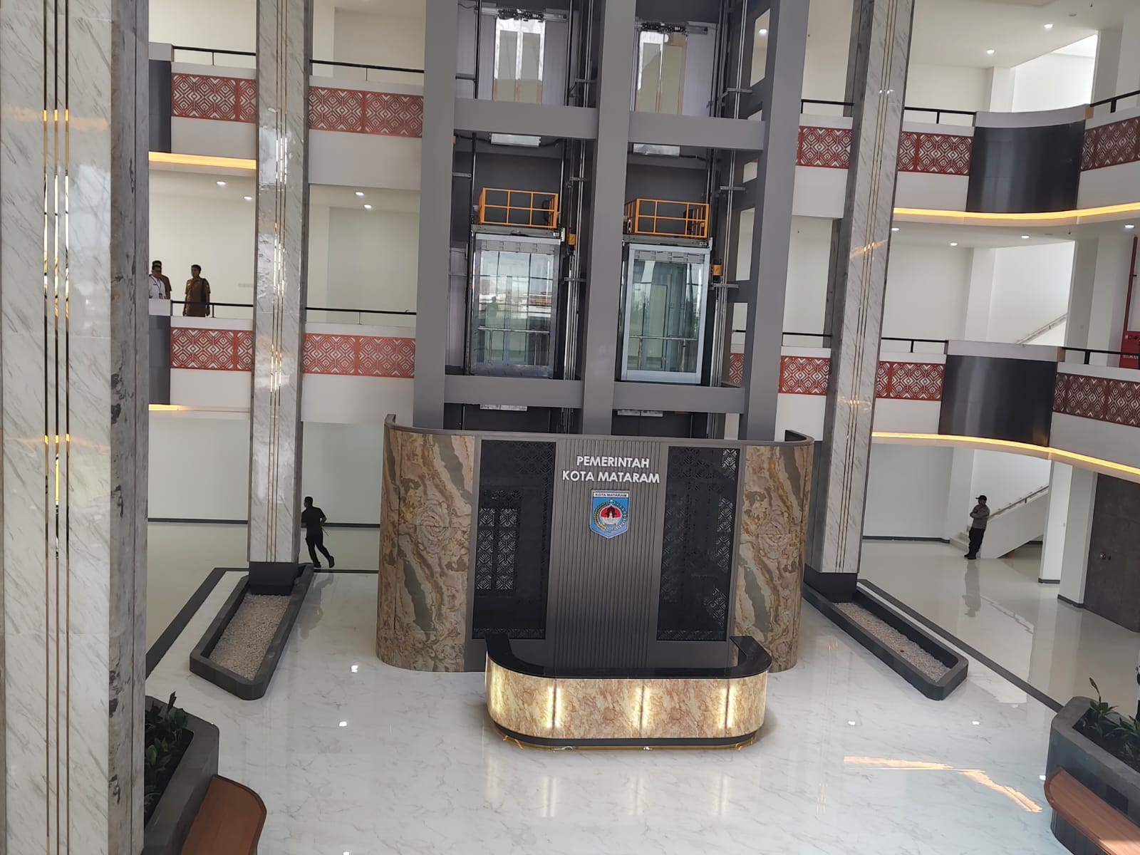 Tampak lobby bale mentara atau kantor wali kota mataram
