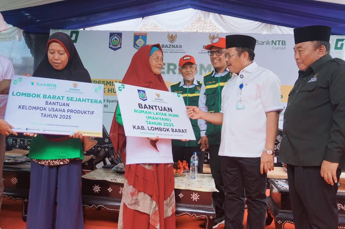 BANTU WARGA: Bupati Lobar Lalu Ahmad Zaini didampingi Ketua Baznas Lobar TGH Taisir saat menyerahkan bantuan ke warga.