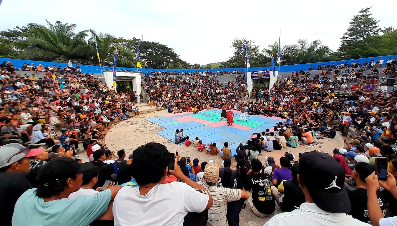 PUSAT ATRAKSI: Suasana atraksi budaya presean di Koloseum Taman Kota Gerung dipadati penonton.