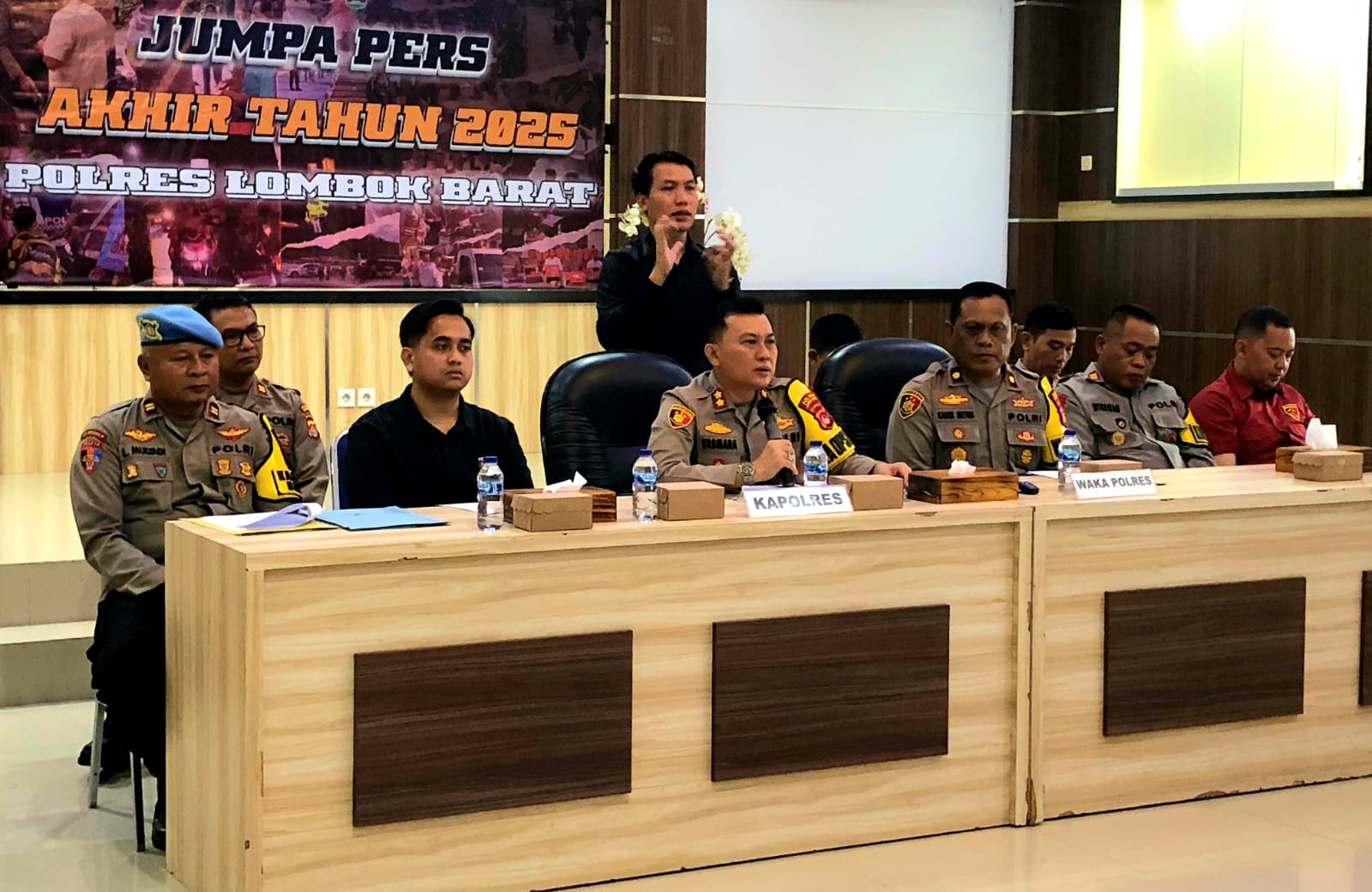 REFLEKSI AKHIR TAHUN: Pores Lombok Barat menggelar konferensi pers pengungkapan kasus kriminalitas selama tahun 2025, Selasa (30/12).