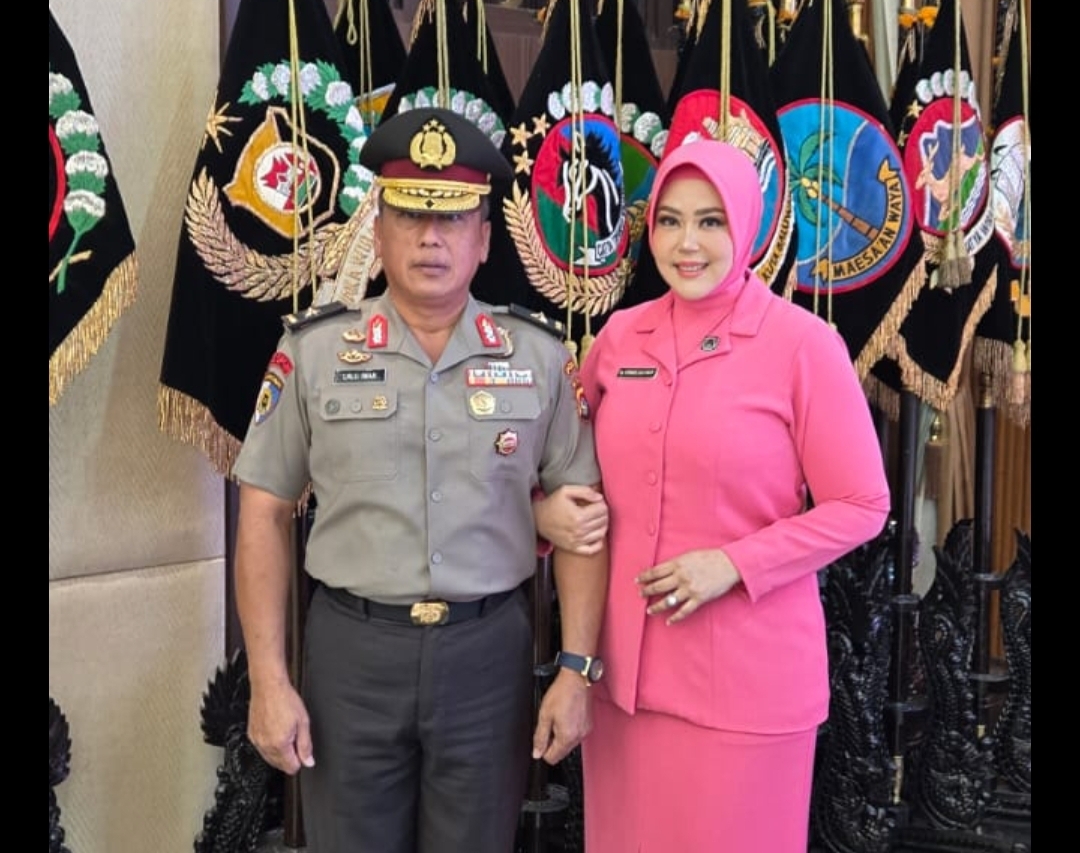 Brigjen Pol Lalu Iwan Mahardan bersama istri.