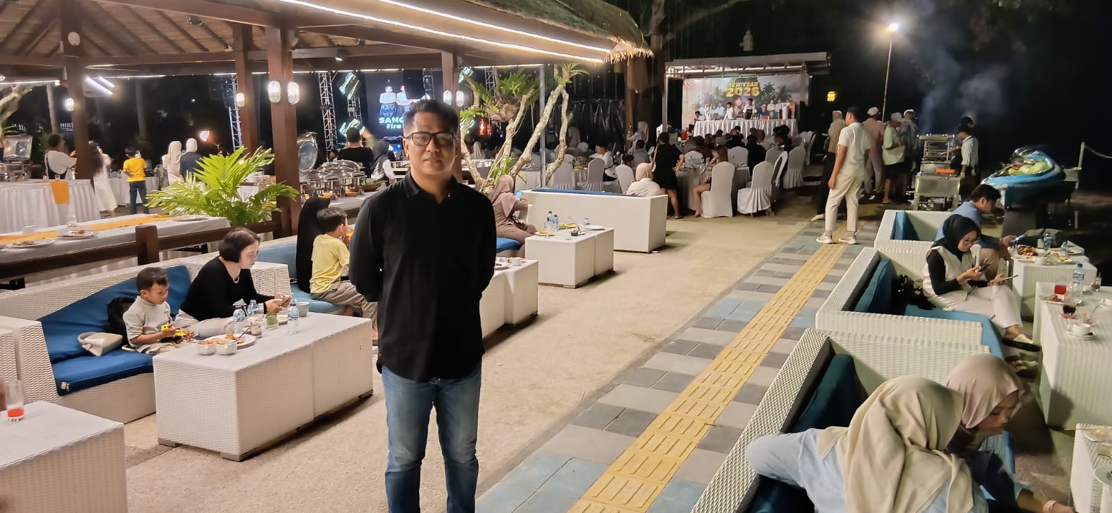 GM Merumatta Senggigi Fahrurrazi menyapa langsung tamu hotel. Bukan Kembang Api! Ternyata Ini Alasan Merumatta Senggigi Full Booking 100 Persen di Malam Tahun Baru 2026! (NURUL/LOMBOK POST)