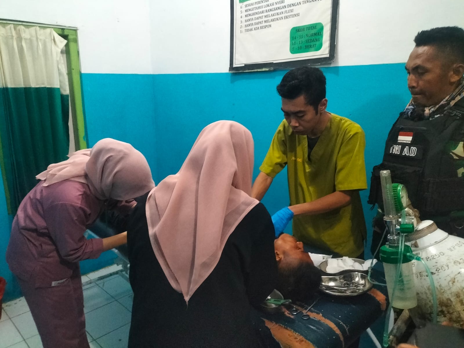 Korban Agusman saat dirawat di Puskesmas Sape, Kamis (1/1). Dia tewas dibacok usai dituduh selingkuh dengan istri salah satu pelaku.