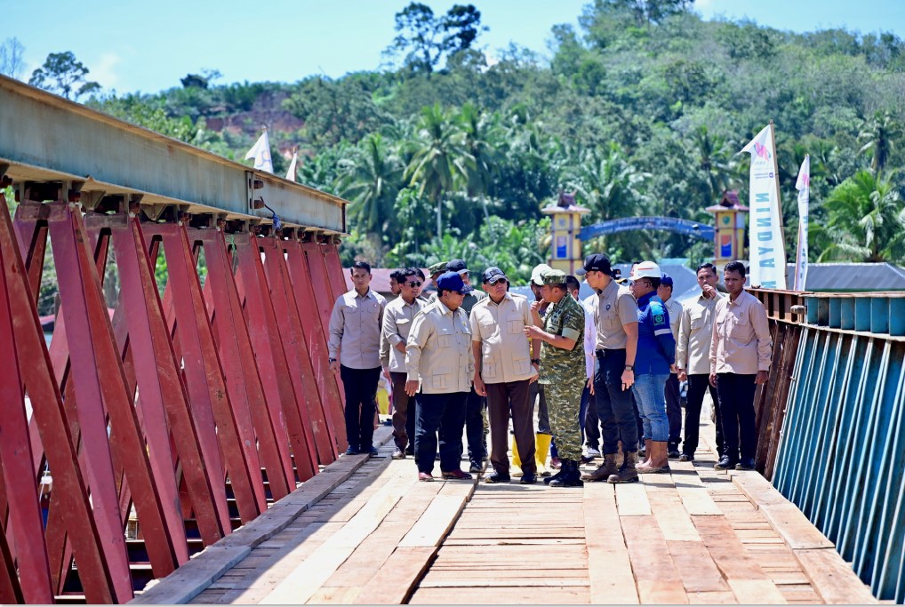 TINJAU: Presiden Prabowo Subianto meninjau pembangunan jembatan Balley Sungai Garoga di Kecamatan Batang Toru Tapanuli Selatan.