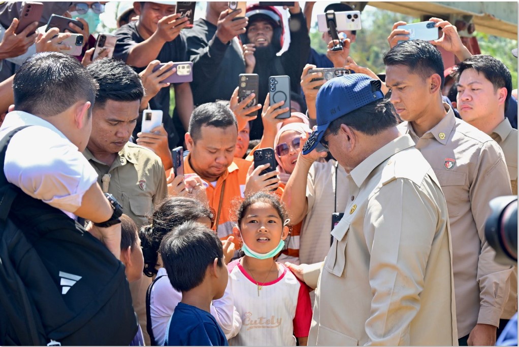 BISA SEKOLAH LAGI: Presiden Prabowo Subianto berbincang dengan anak-anak korban bencana di Kecamatan Batang Toru, Tapanuli Selatan, Sumatera Utara.