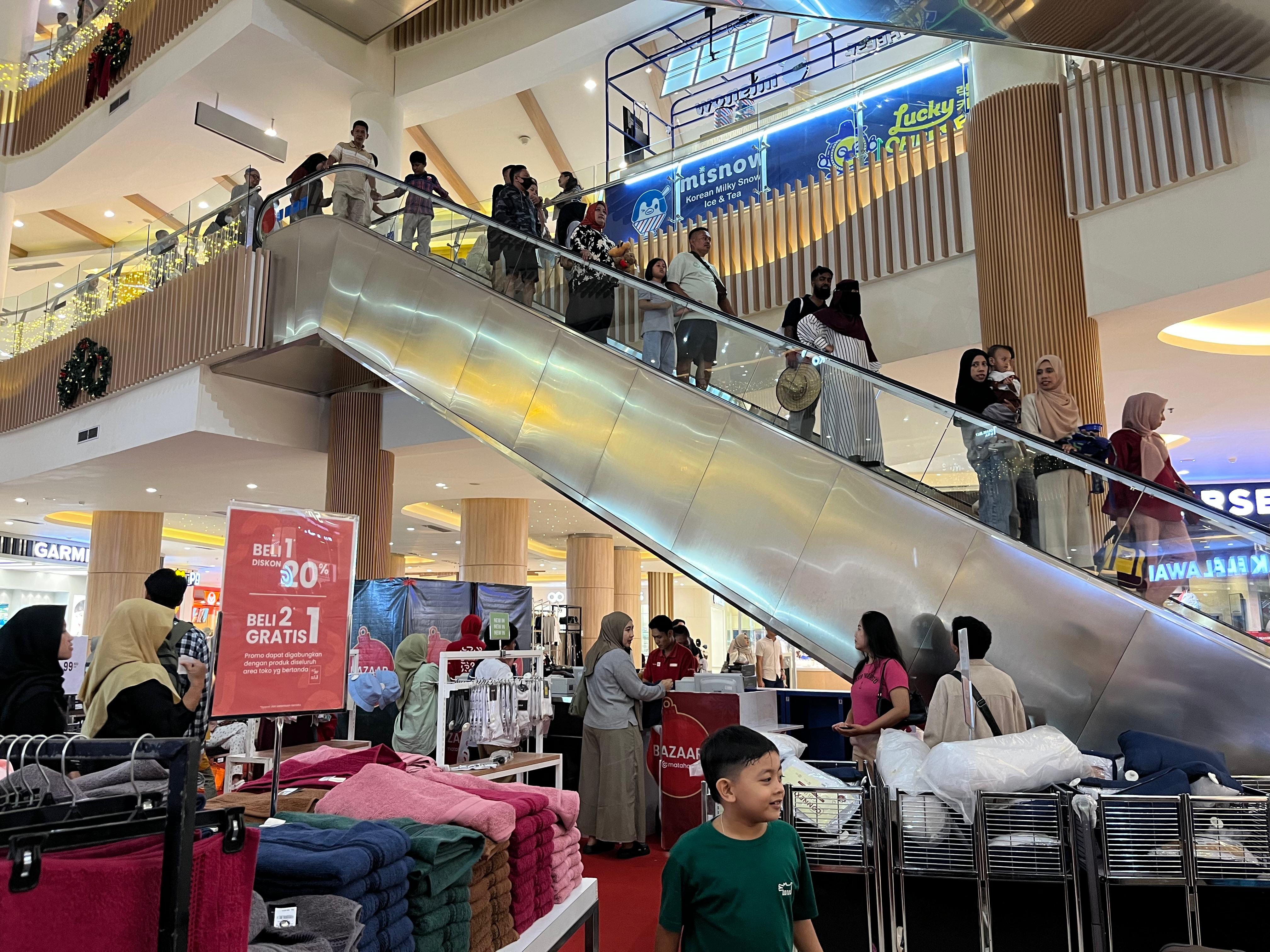 DAYA BELI TERJAGA: Warga NTB yang mengunjungi pusat perbelanjaan Lombok Epicentrum Mall (LEM) di Kota Mataram, baru-baru ini.