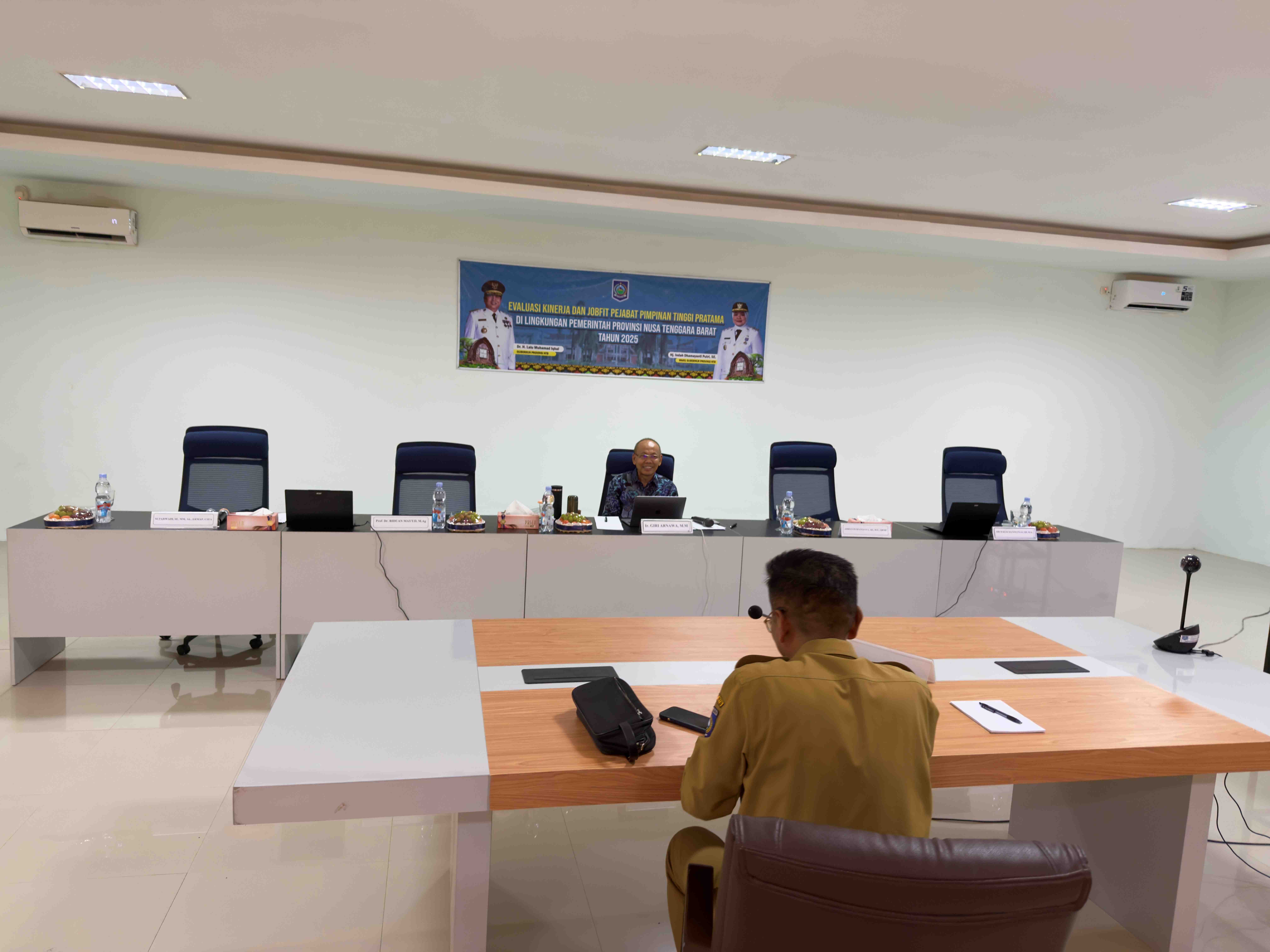PROSES EVALUASI: Seorang pejabat eselon II lingkup Pemprov NTB, tengah menjalani proses Job Fit, di BKD NTB pada Selasa lalu (30/12/2025).