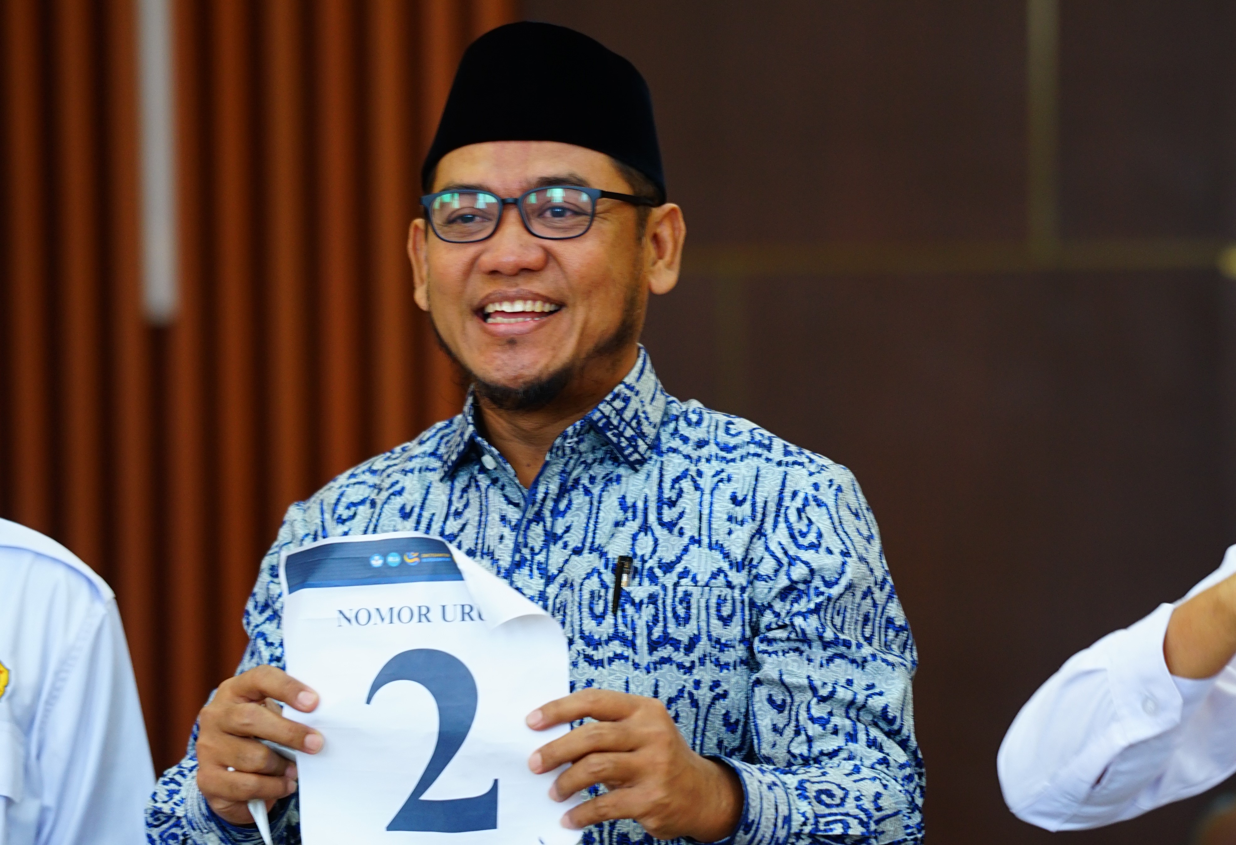 Prof Kurniawan menunjukkan nomor urut pada Rapat Senat Khusus di Ruang Sidang Senat Lantai III Rektorat Unram, Senin (29/12).