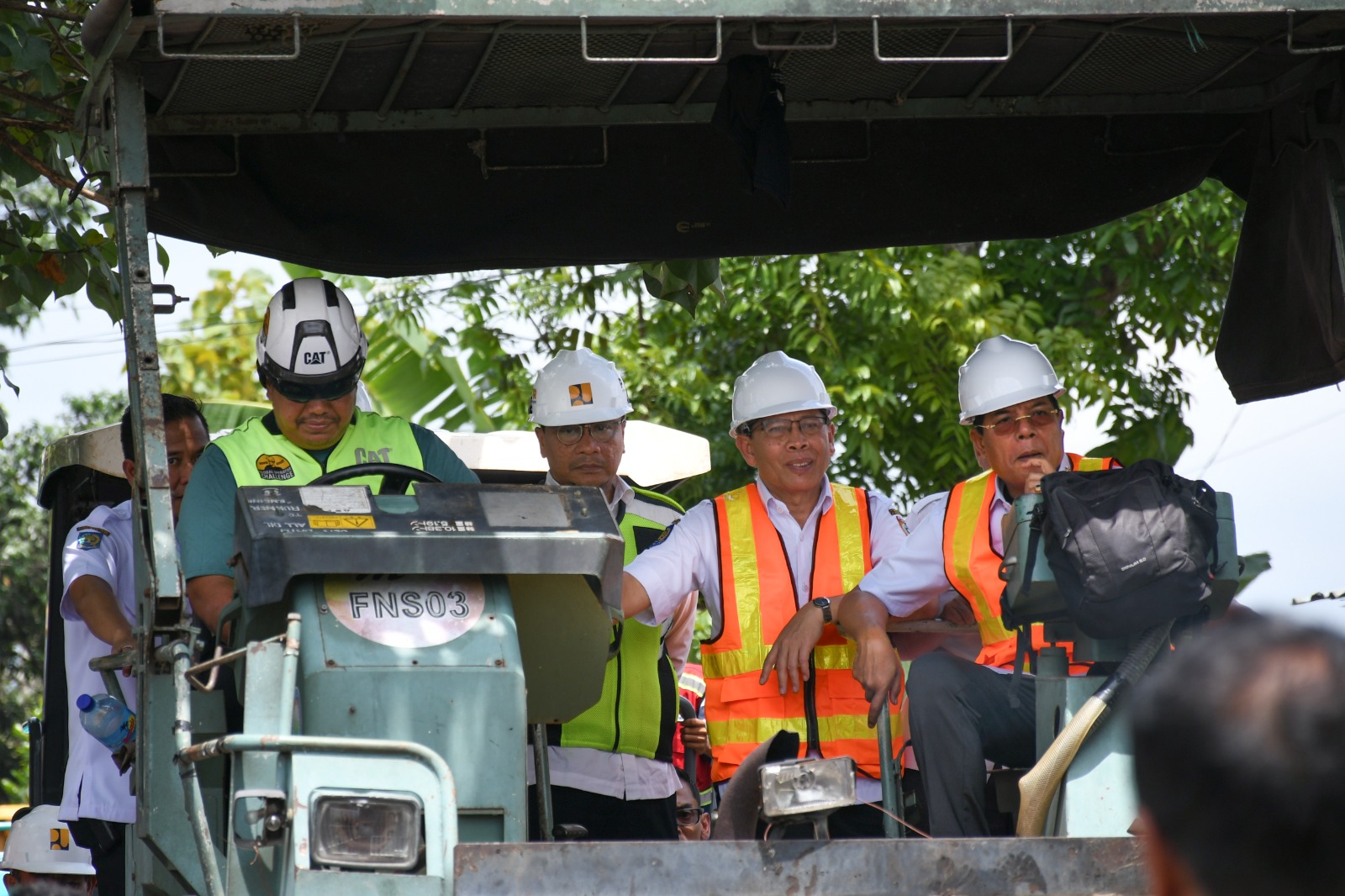 Bupati dan wakil bupati Lombok Timur (Lotim) saat memeriksa kondisi jalan Terara-Santong Kecamatan Terara yang diperbaiki melalui anggaran tahun jamak
