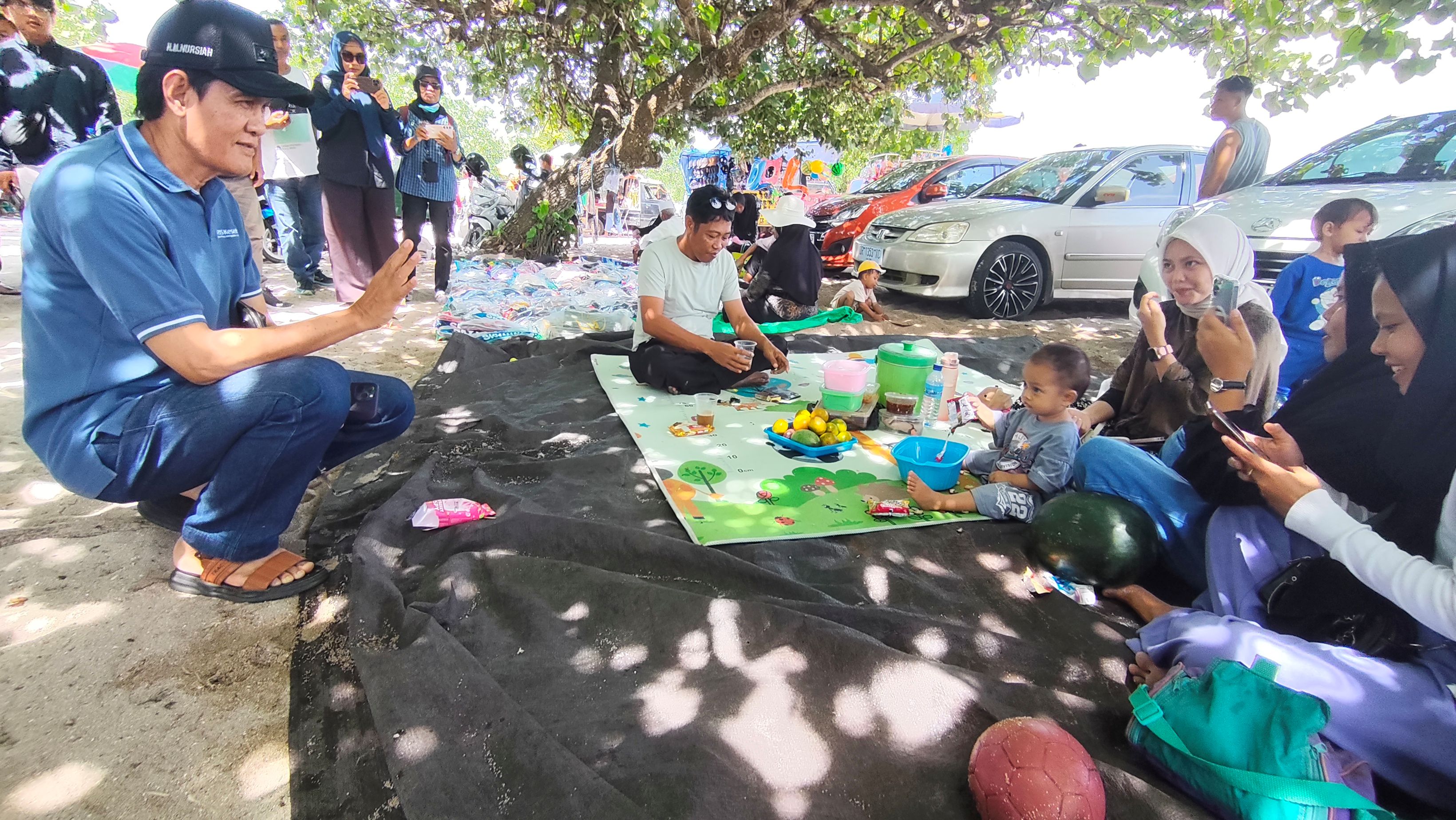 Wakil Bupati Lombok Tengah M Nursiah (kiri) menyapa sekaligus mengimbau pengunjung dan wisatawan untuk menjaga kebersihan di lokasi wisata Pantai Tanjung Aan, Desa Kuta, Pujut, Kamis (1/1).