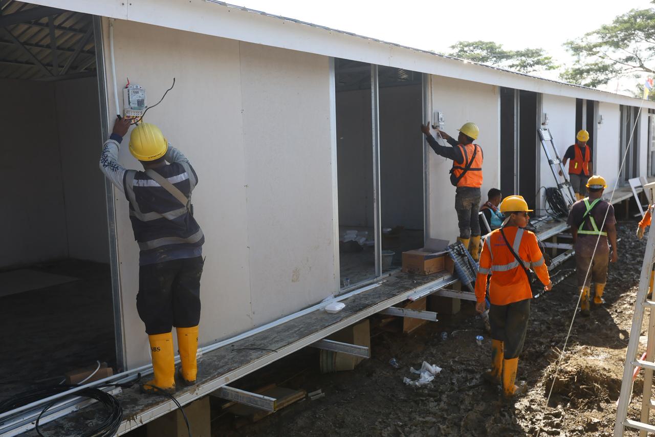Para petugas PLN memasang kWh meter di masing-masing unit Rumah Hunian Danantara (Huntara) Aceh Tamiang. Saat ini, seluruh hunian yang telah terbangun sudah tersambung listrik.