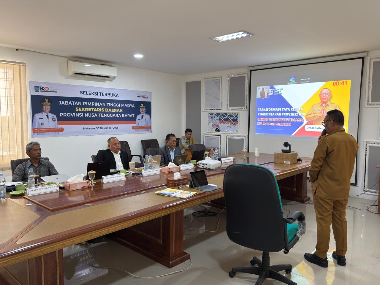 CARI YANG TERBAIK: Tim pansel menyimak denhan presentasi dari Asisten I Setda NTB Fathurrahaman, dalam tahapan seleksi sekda di BKD NTB, Selasa lalu (30/12/2025).