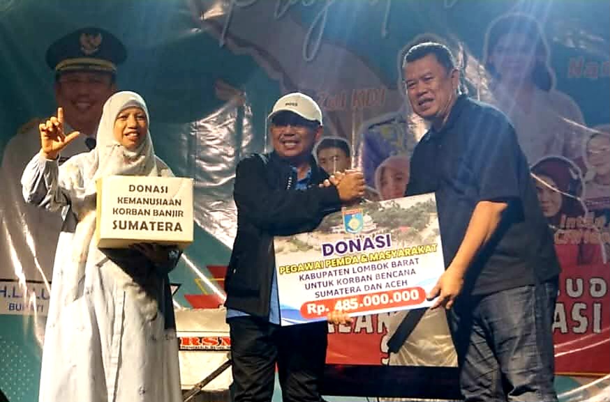 PEDULI SESAMA: Bupati Lobar Lalu Ahmad Zaini bersama Wabup Nurul Adha dan Pj Sekda Akhmad Saikhu saat mengumpulkan donasi bagi korban bencana Sumatera, Rabu (31/12).