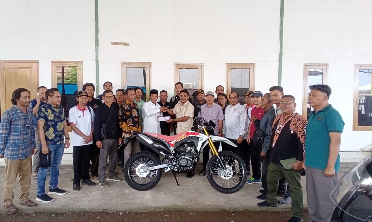 KENDARAAN OPERASIONAL: Pelaksanaan penyerahan sepeda motor kepada Ketua BPD Desa Rempek Darussalam