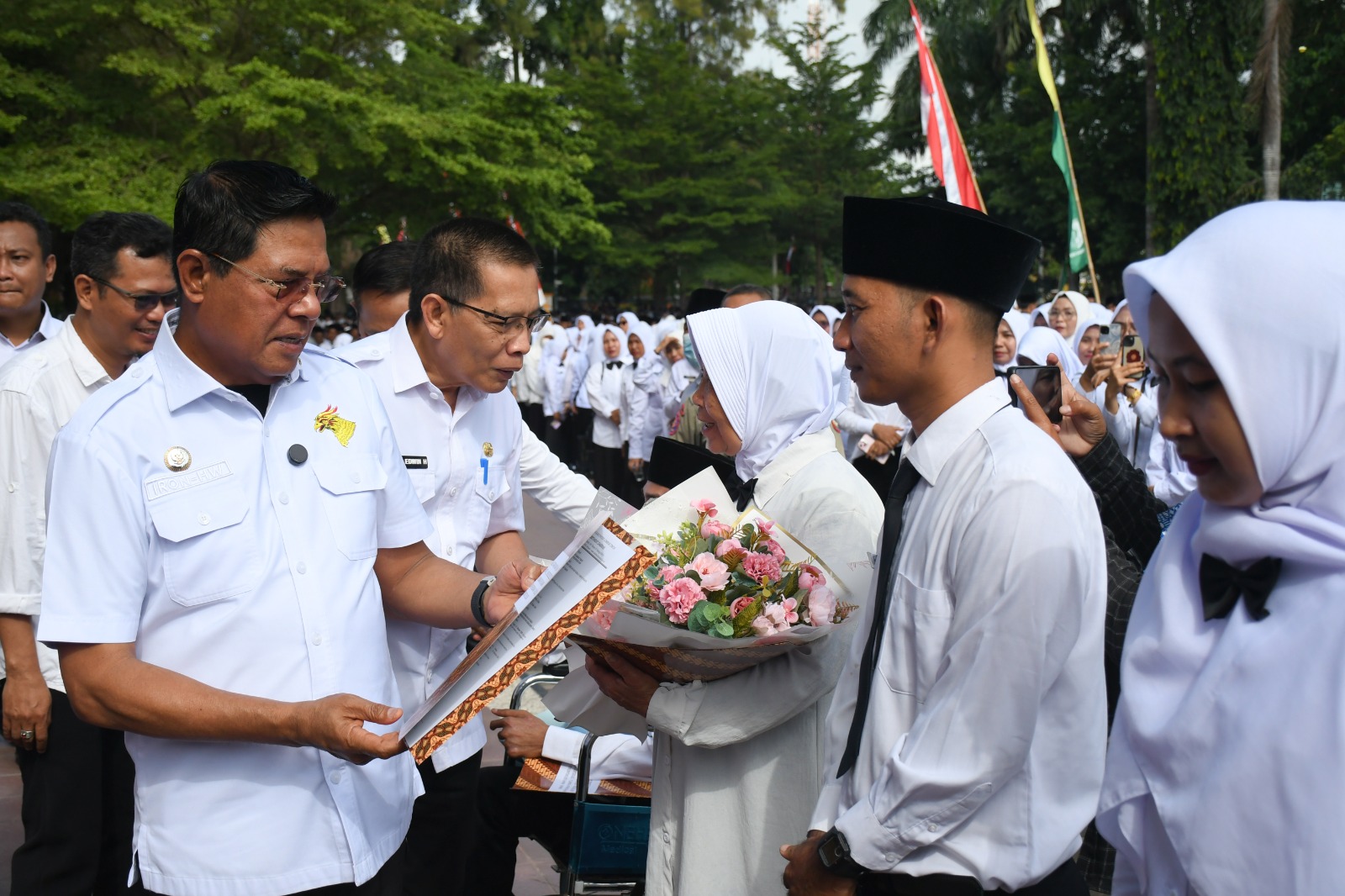 Bupati Lotim Haerul Warisin saat membagikan SK PPPK Paro Waktu kepada 10.998 orang PPPK paro waktu di Lotim.