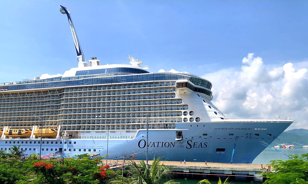 TIBA DI LOMBOK: Kapal pesiar mewah Ovation of the Seas untuk pertama kalinya sandar di Pelabuhan Gili Mas, Lembar, Lombok Barat, Jumat (2/1).