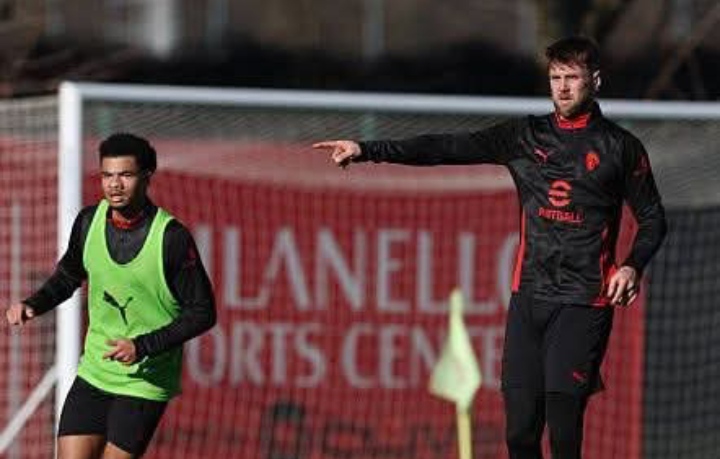 Striker baru AC Milan Niclas Fullkrug tampak berlatih bersama tim.