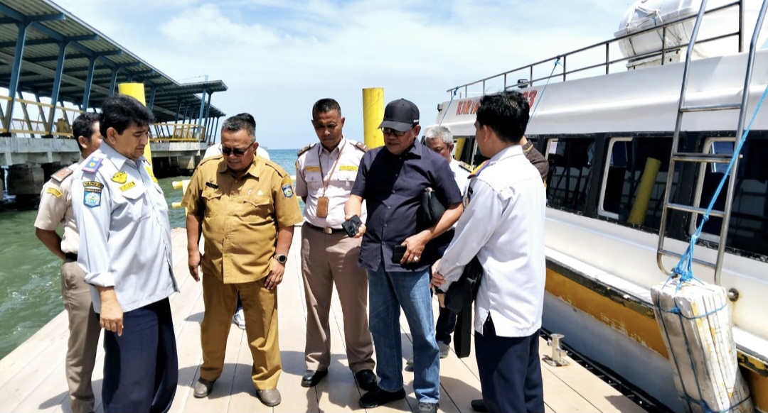 Rombongan Komisi IV DPRD NTB bersama Dinas PUPR dan Dishub NTB saat meninjau Pelabuhan Bangsal, KLU, Rabu (31/12). DPRD minta perbaikan infrastruktur pelabuhan yang dikelola Provinsi NTB ini.