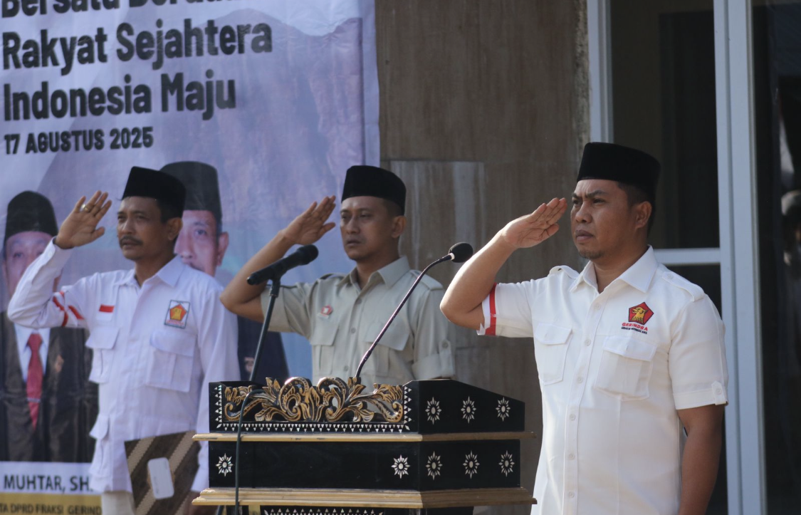 Ketua DPC Partai Gerindra Kota Mataram Abd Rachman memberi hormat pada saat pengibaran bendera merah putih.