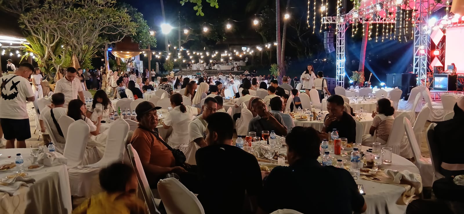 Keramaian kunjungan tamu di salah satu hotel yang ada di Senggigi. Kawasan pariwisata Senggigi, Lombok Barat, tunjukkan tren positif signifikan perayaan pergantian tahun baru 2026. (NURUL/LOMBOK POST)