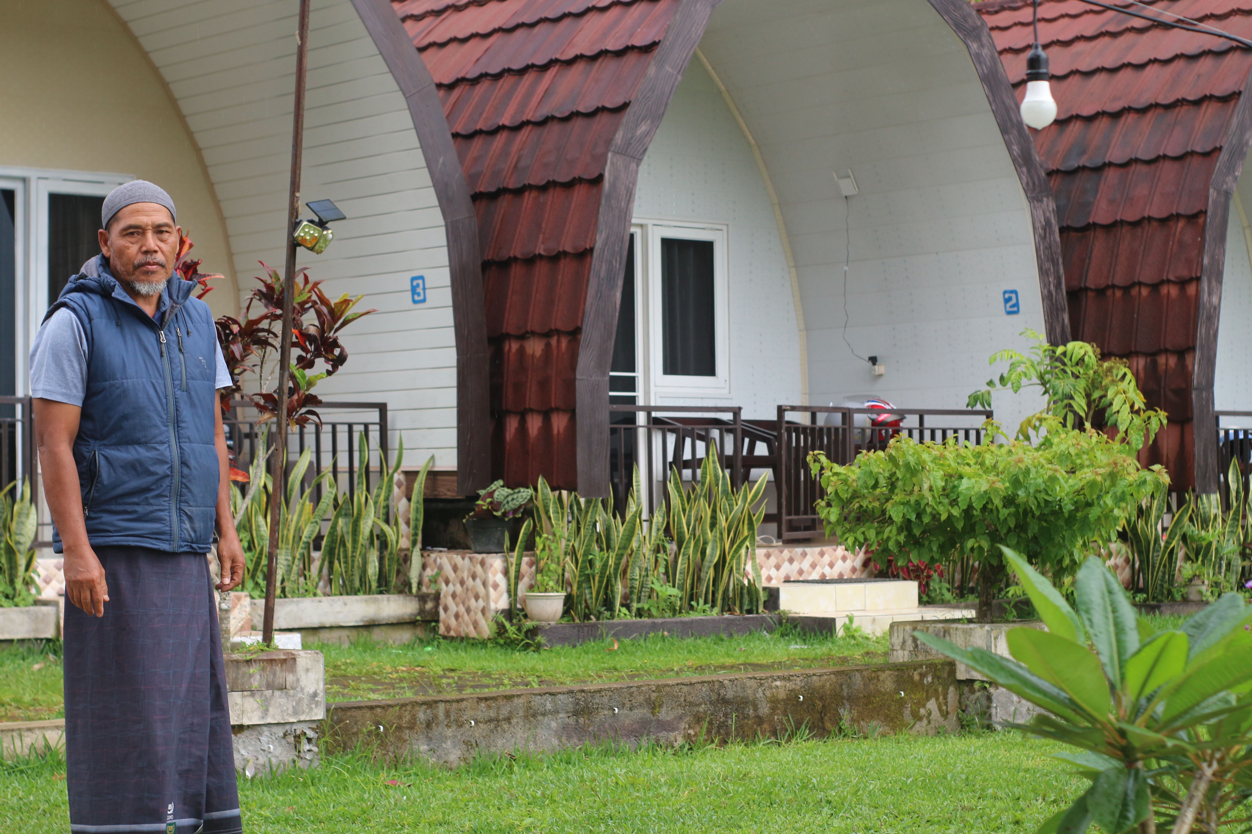 Mertawi pemilik Nyampon Villas saya melihat kondisi penginapan miliknya
