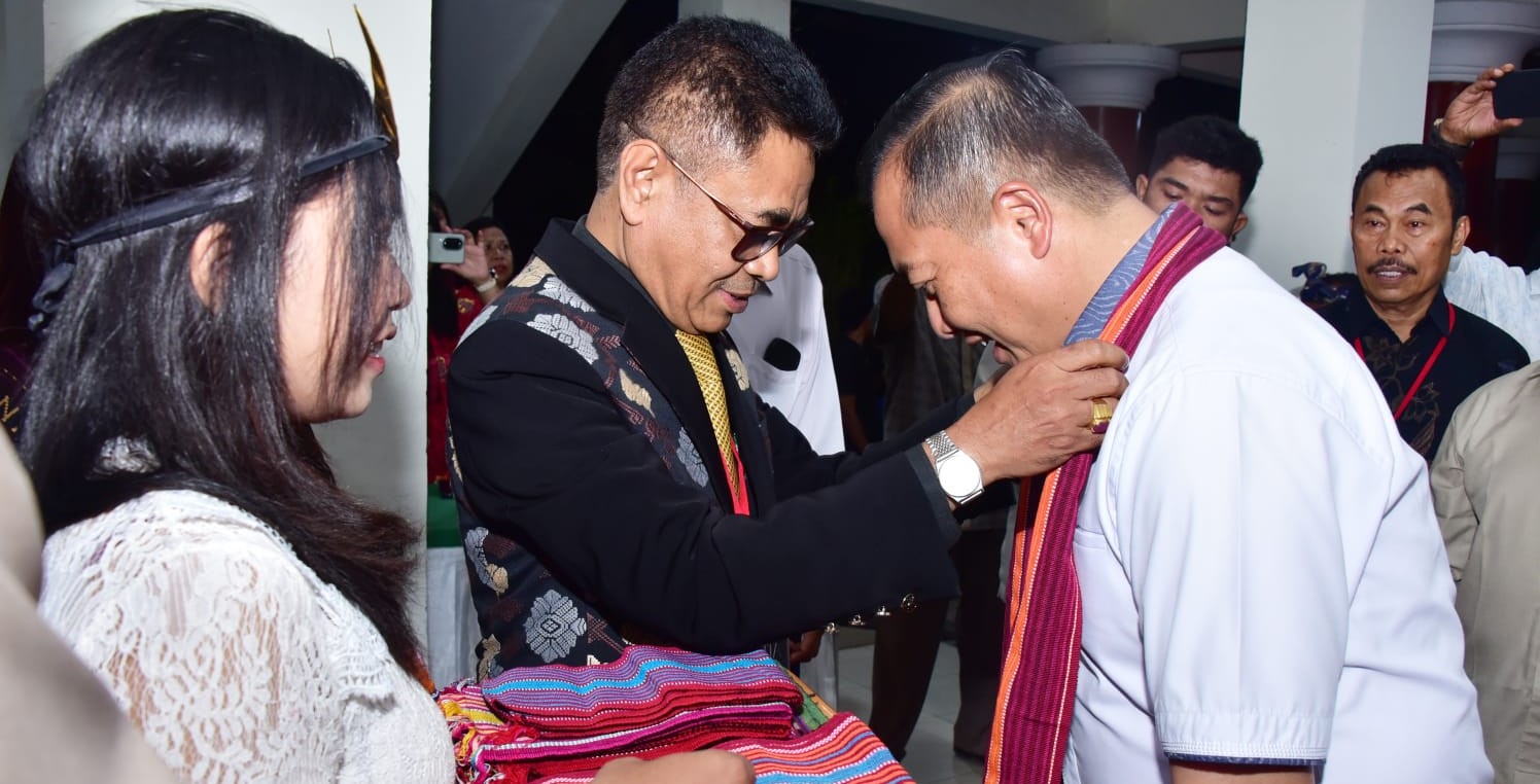 Ketua Panitia Ibadah dan Perayaan Natal bersama MKAG NTB Dr. Eduardus Boyo Sili, SH.M.Hum menyambut dan mengalungkan selendang kepada Gubernur NTB Lalu Muhamad Iqbal.