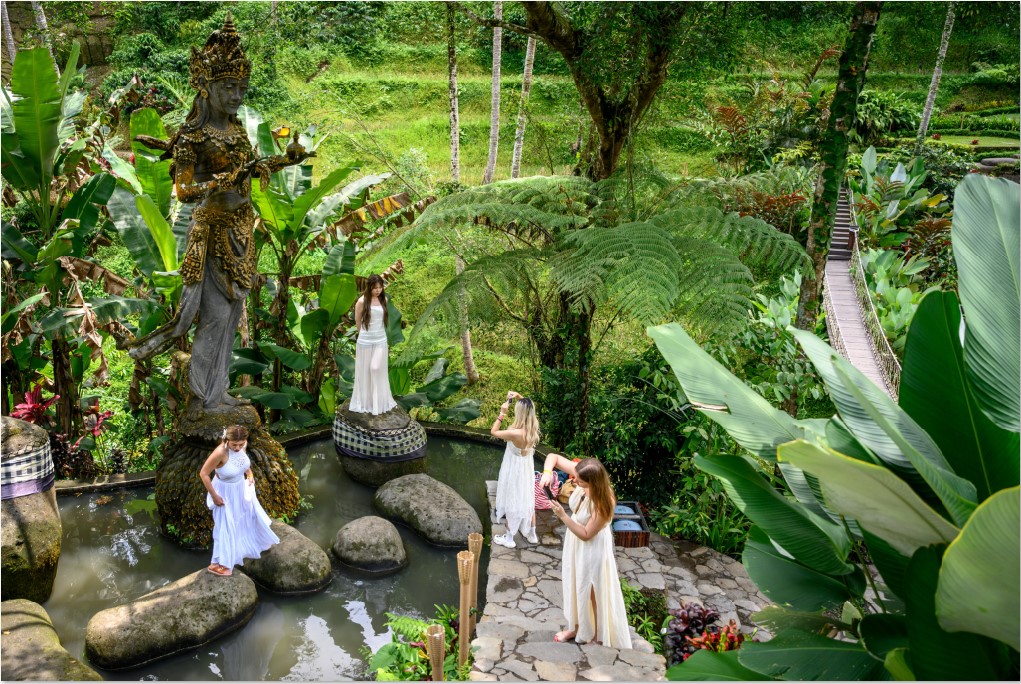 LIBURAN: Wisatawan berfoto di teras sawah Tegallalang dekat Ubud, Bali pada 5 November 2025.