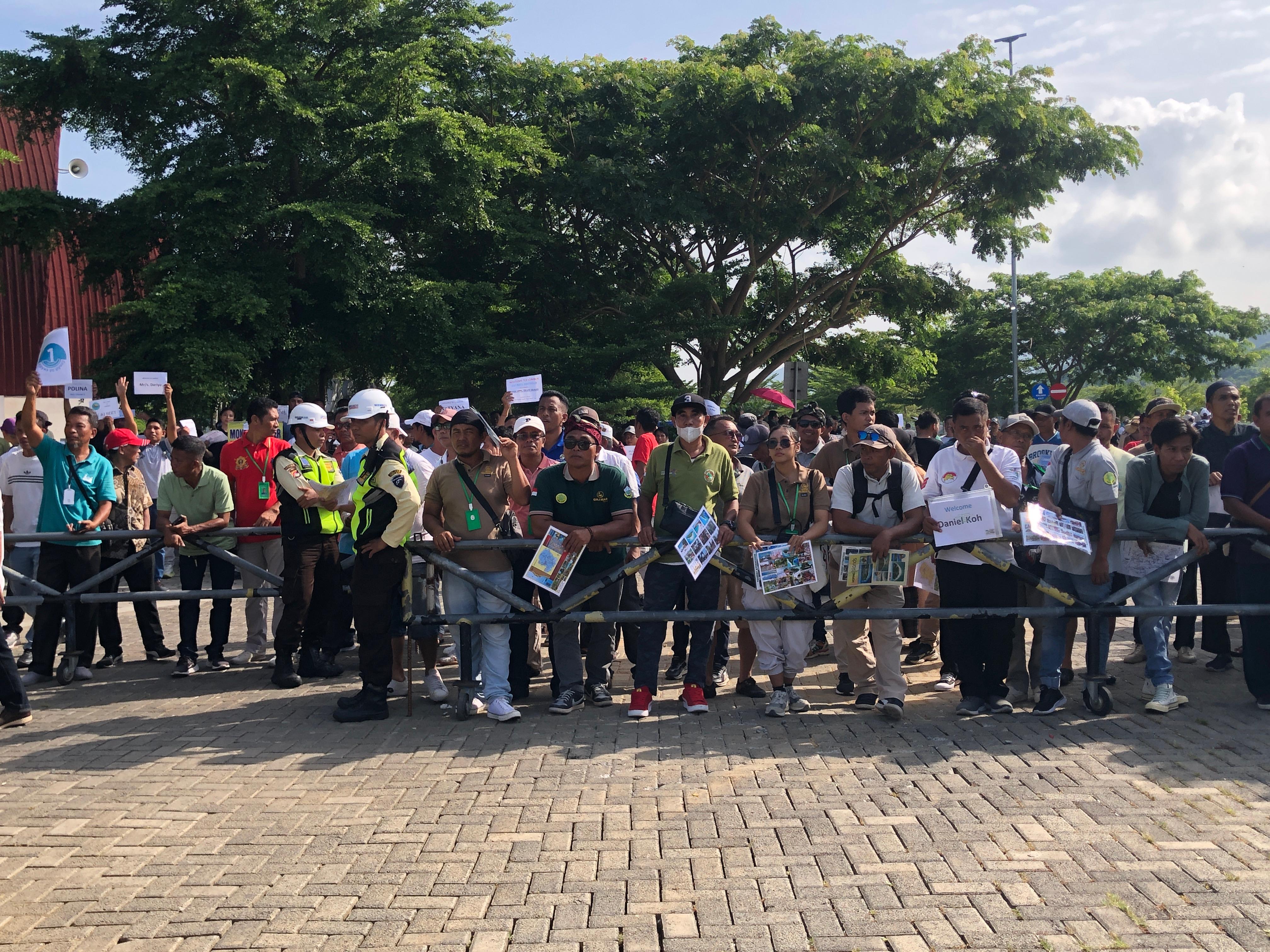 TUNGGU TAMU: Sejumlah pelaku wisata saat menunggu tamu kapal pesiar di Pelabuhan Gili Mas, Lembar, Jumat (2/1).