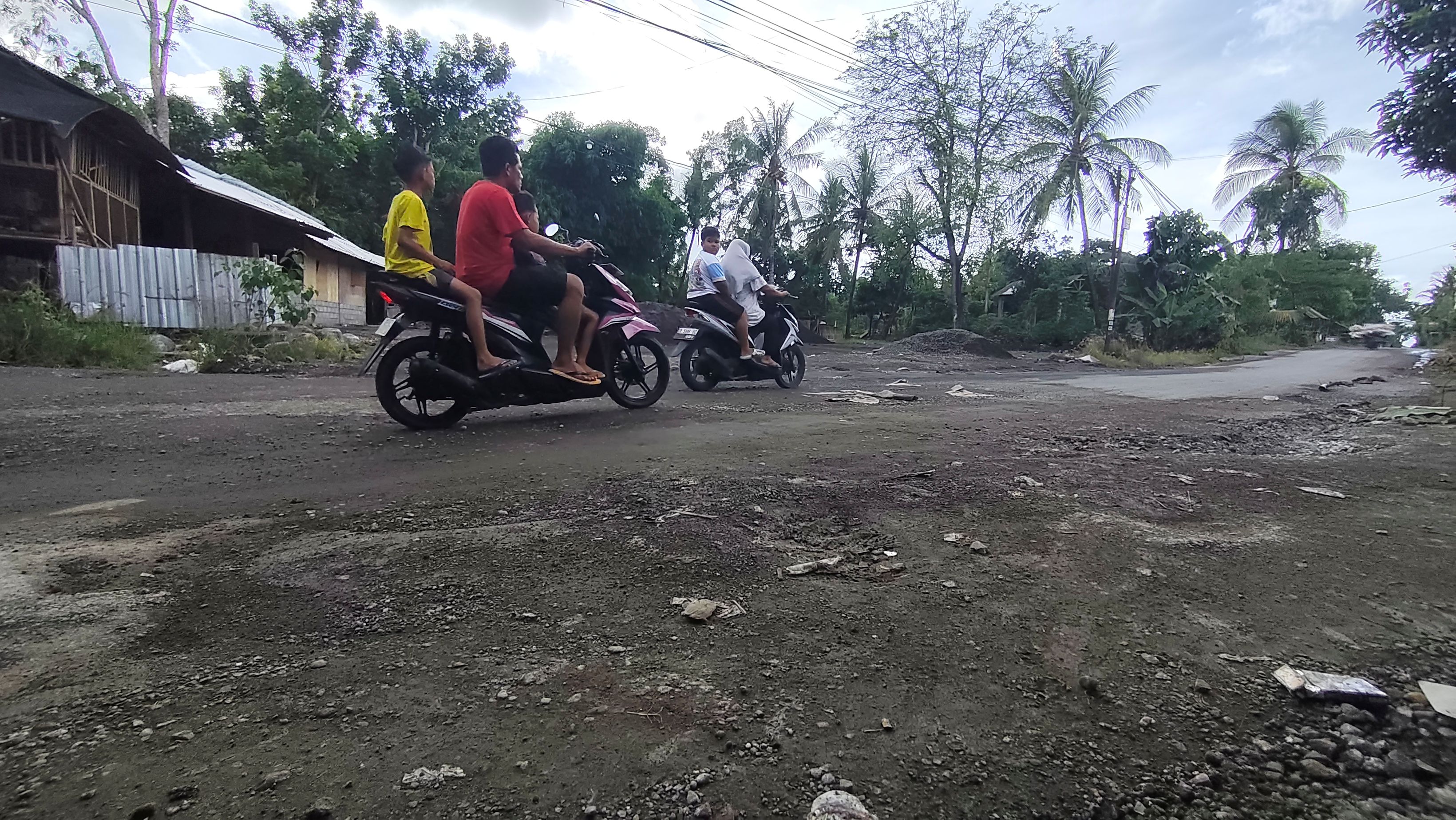 Sejumlah pengendara bermotor saat melintasi ruas jalan wisata Penujak-Selong Belanak beberapa waktu lalu, Jalan ini masuk dalam daftar usulan inpres jalan nasional.