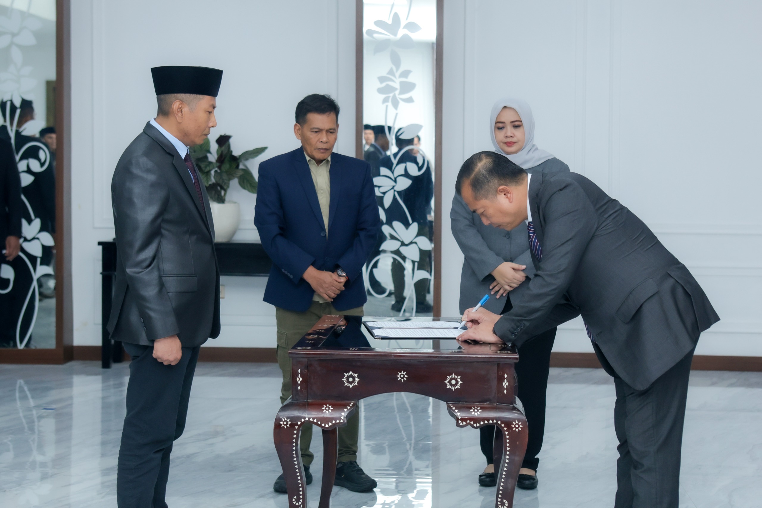 PENGUKUHAN: Gubernur NTB Lalu Muhamad Iqbal (kanan), mengukuhkan Nursalim dari kepala BPKAD menjadi BKAD NTB, di ruang rapat Gubernur NTB, Jumat (2/1).