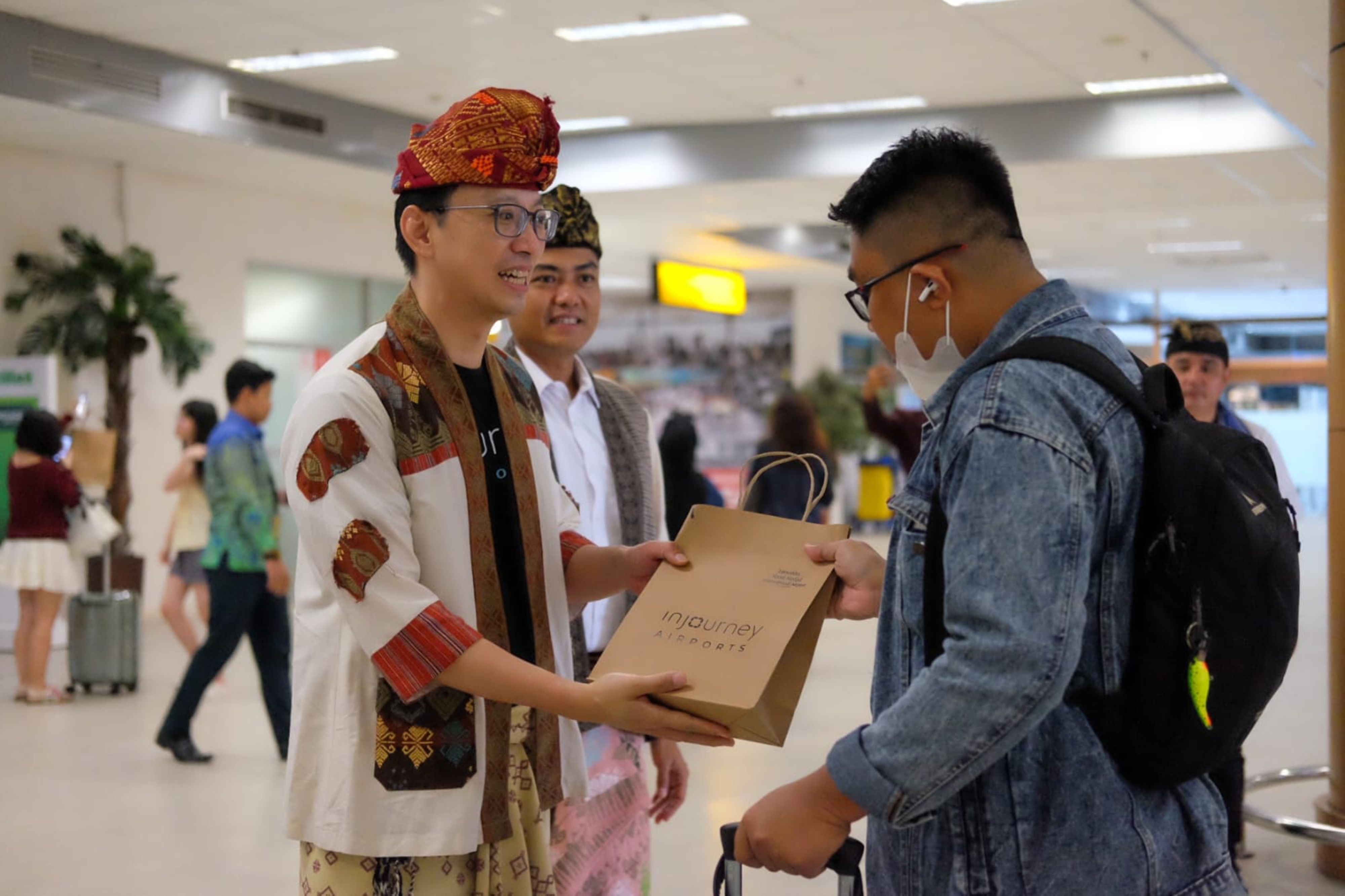 Direktur Strategi dan Pengembangan Teknologi InJourney Airports Ferry Kusnowo bersama GM BIZAM Aidhil Philip Julian, turun langsung menyambut kedatangan penumpang pesawat di awal tahun 2026