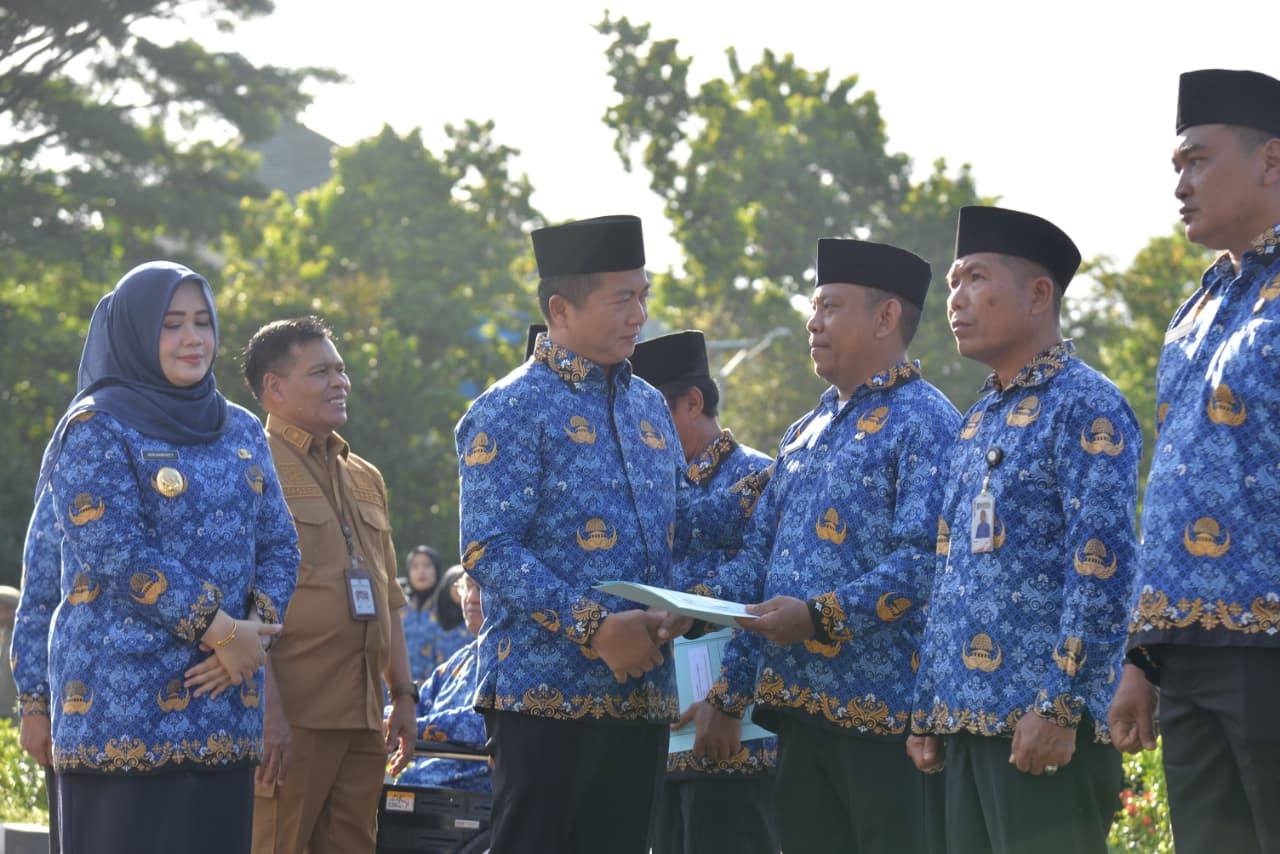 Penyerahan SK ke perwakilan PPPK Paro Waktu lingkup Pemprov NTB, langsung Gubernur NTB Lalu Muhamad Iqbal bersama Wakil Gubernur NTB Indah Dhamayanti Putri, di Mataram, akhir Desember 2025 lalu.