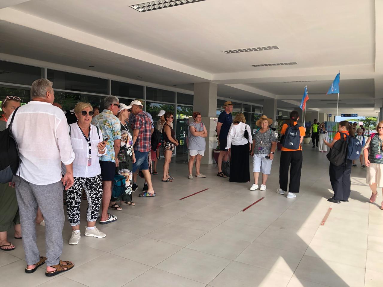 TIBA DI  AWAL TAHUN: Ribuan wisatawan mancanegara tiba di Pelabuhan Gili Mas, Lembar (2/1).