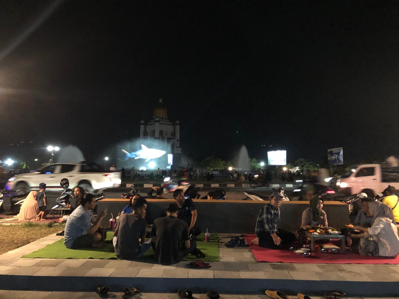 MAKIN HIDUP: Sejumlah warga terlihat bersama keluarga bersantai sambil menikmati hidangan pelaku UMKM di Bundaran GMS, Jumat malam (2/1).