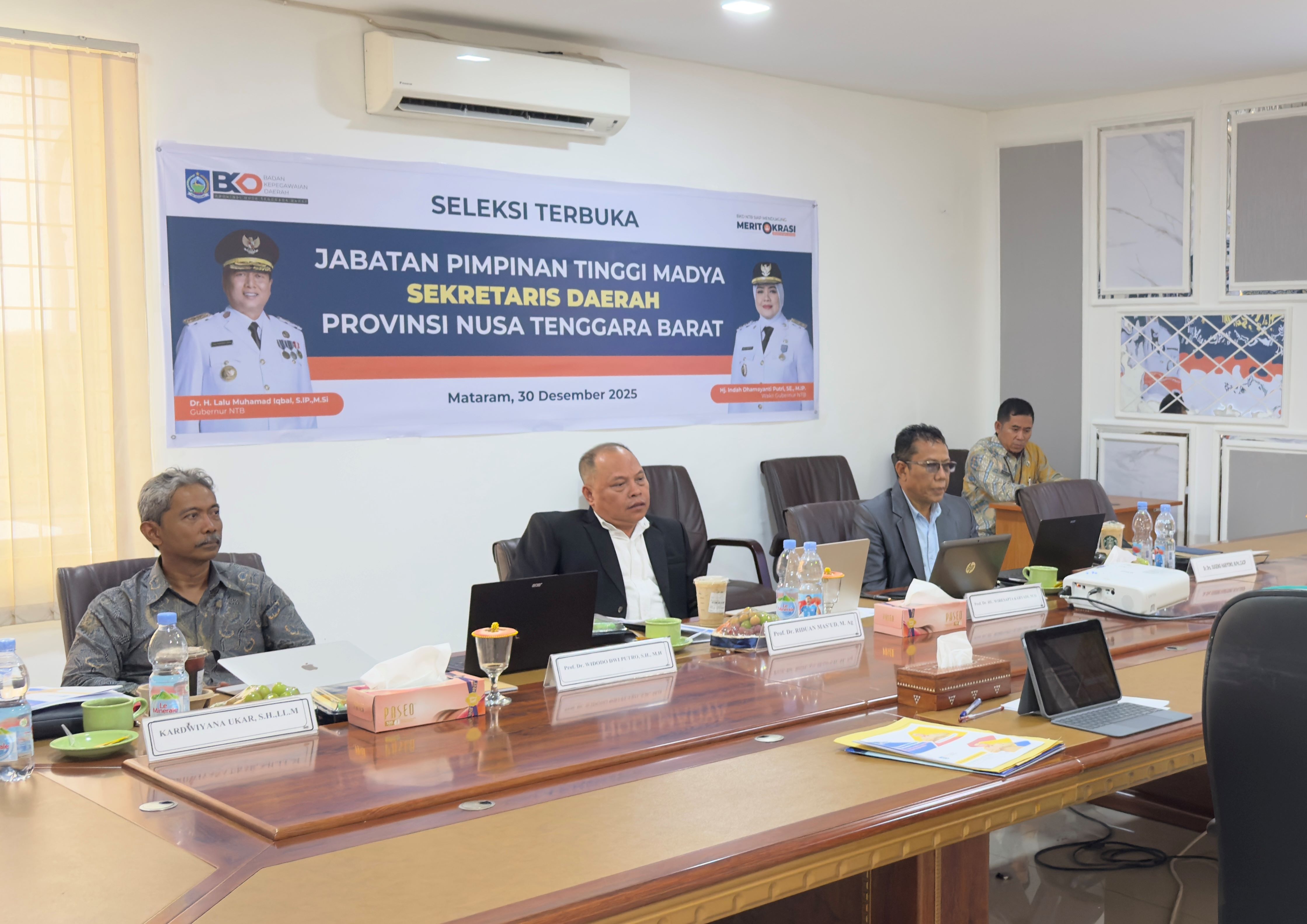 Tim pansel fokus mendengarkan presentasi seleksi calon Sekda NTB, di kantor BKD NTB, belum lama ini.
