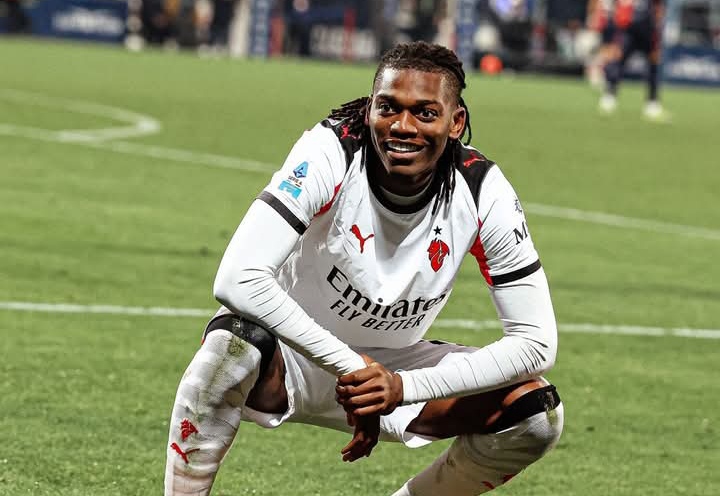 Selebrasi Rafael Leao usai mencetak gol bagi AC Milan atas Cagliari.