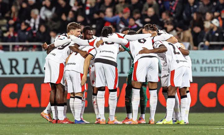 Para pemain AC Milan saling menyemangati saat laga kontra Cagliari.