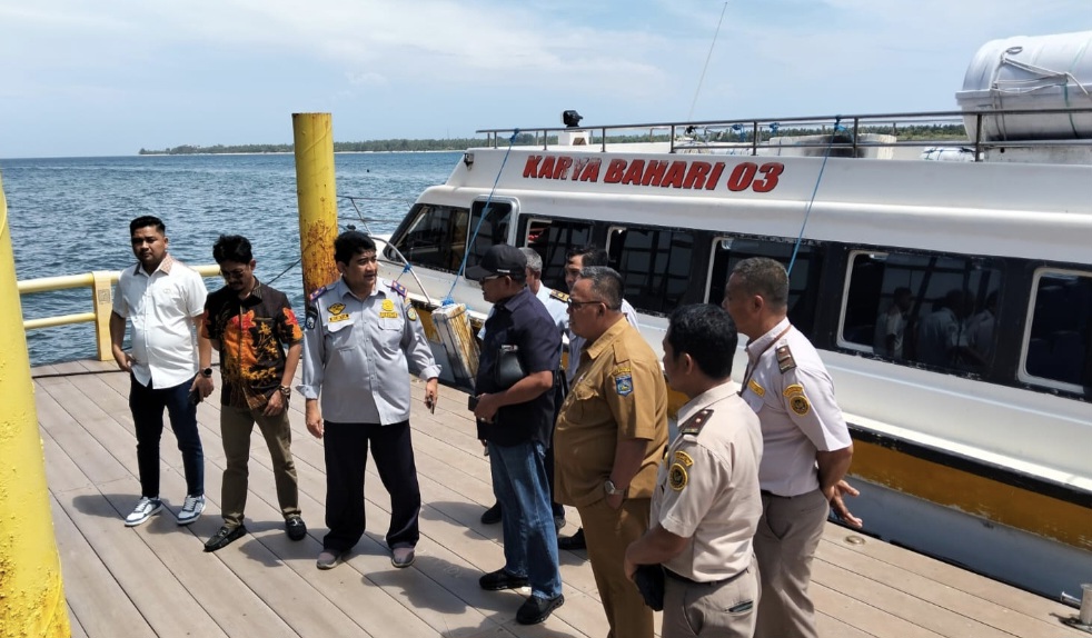 Rombongan Komisi IV DPRD bersama PUPR dan Dishub NTB saat melakukan kunjungan lapangan ke Pelabuhan Bangsal, Rabu lalu (31/12).